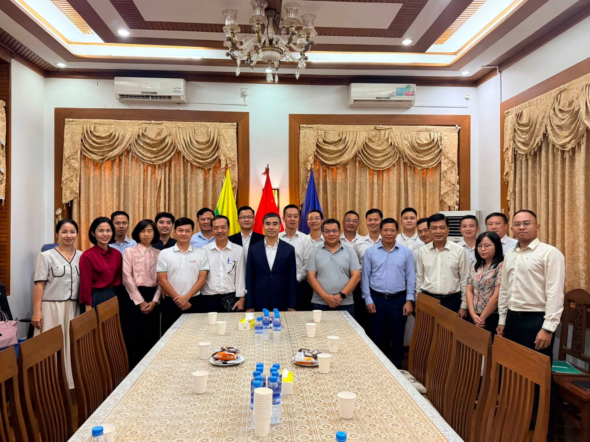 Đại sứ Nguyễn Anh Đức làm việc với cộng đồng doanh nghiệp Việt Nam tại Myanmar