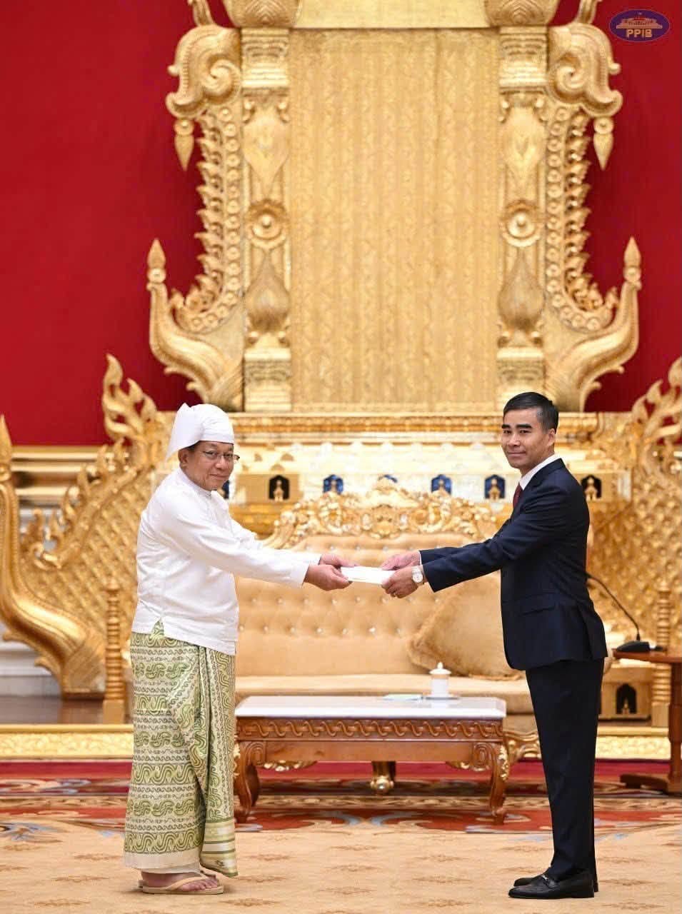 Đại sứ Nguyễn Anh Đức trình Quốc thư lên Tổng thống Myanmar