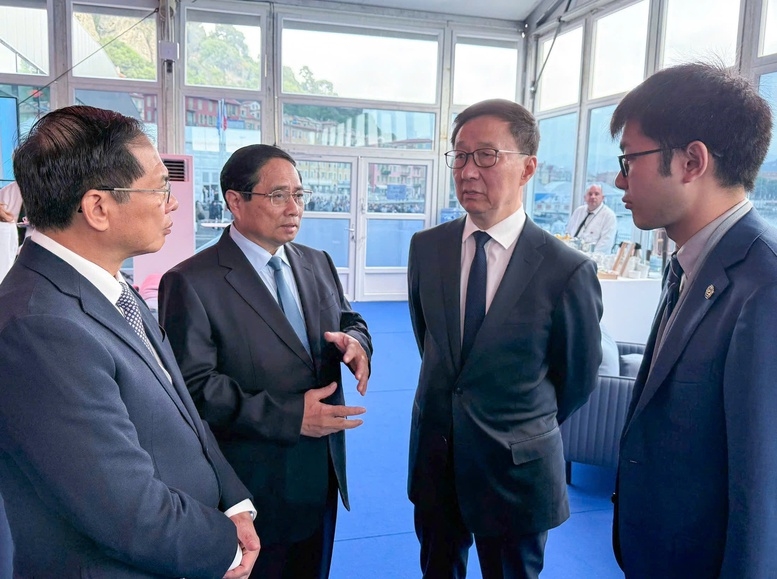 Thủ tướng Chính phủ Phạm Minh Chính đã gặp Phó Chủ tịch nước Trung Quốc Hàn Chính bên lề Hội nghị Cấp cao lần thứ 3 của Liên hợp quốc về Đại dương